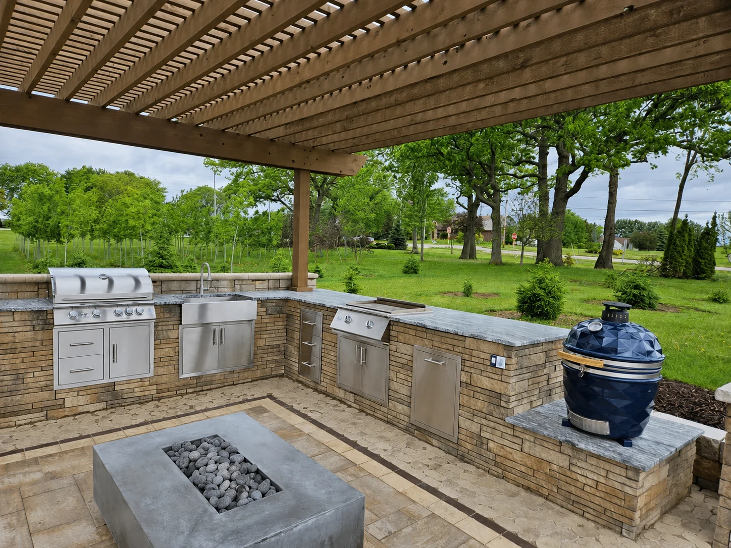 Outdoor kitchen with a built-in grill and masonry counters